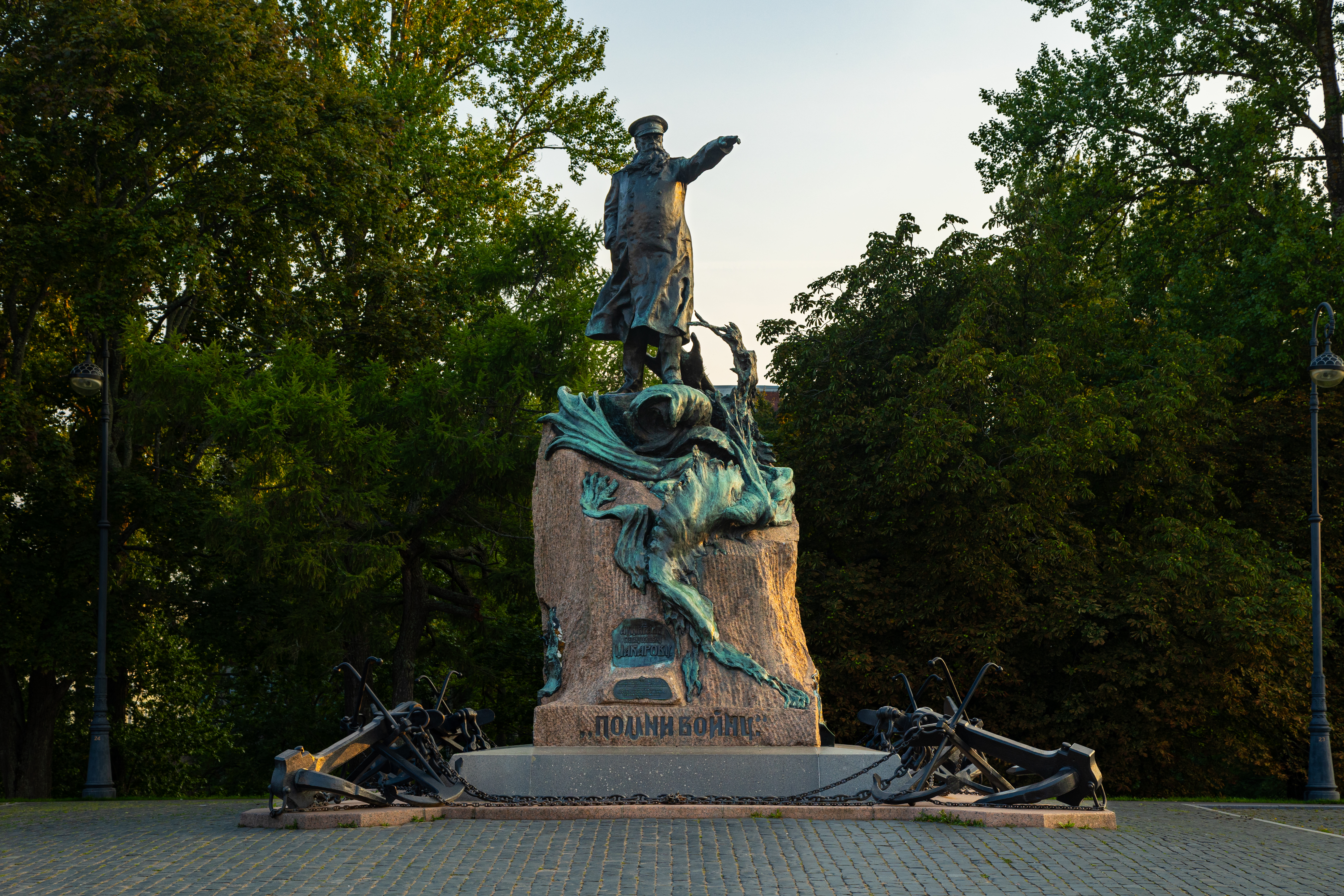 Памятник адмиралу Макарову на Якорной площади, Кронштадт