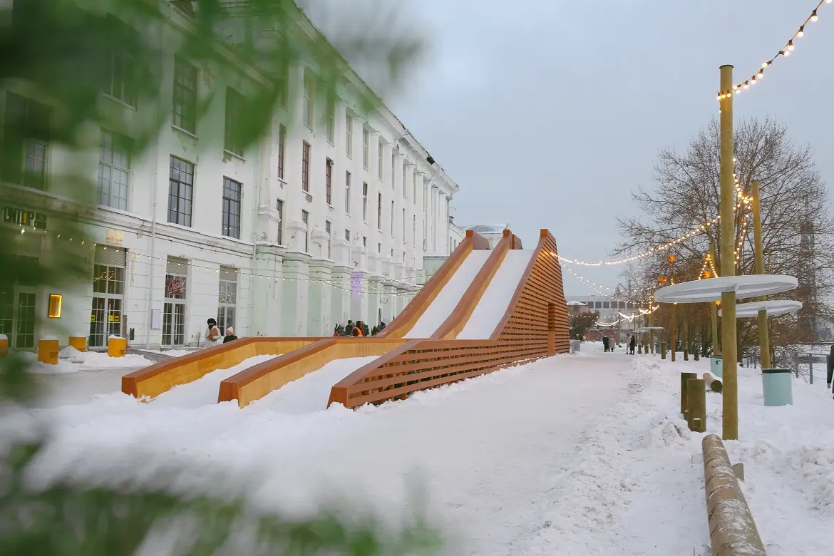 “Ice Slide by the Sea” in Sevkabel Port