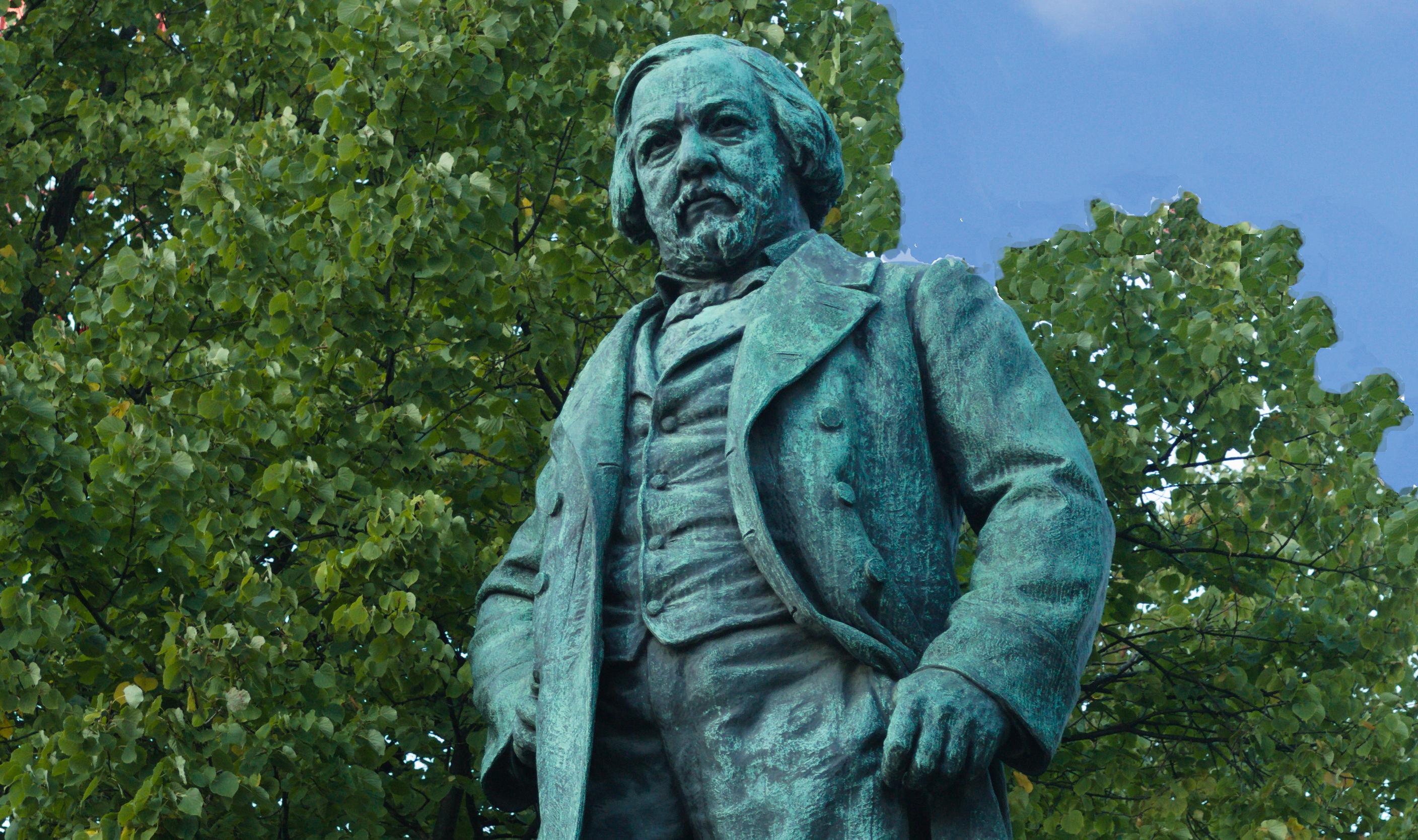 Monument to Mikhail Ivanovich Glinka on Theatralnaya Square