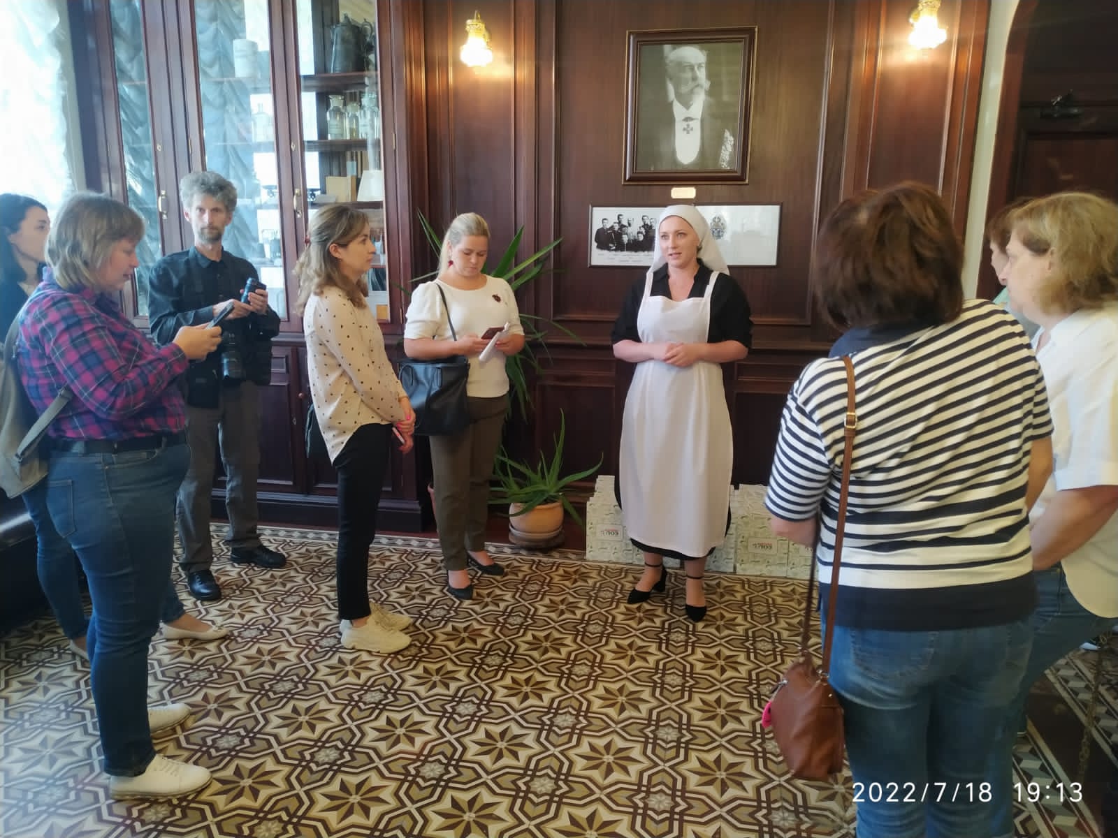 Тайны старейшей аптеки Петербурга рассказали туроператорам