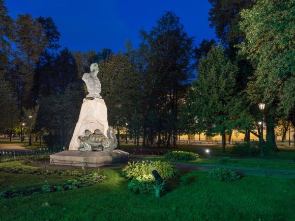 Газовые исторические фонари у памятника Н. Пржевальскому