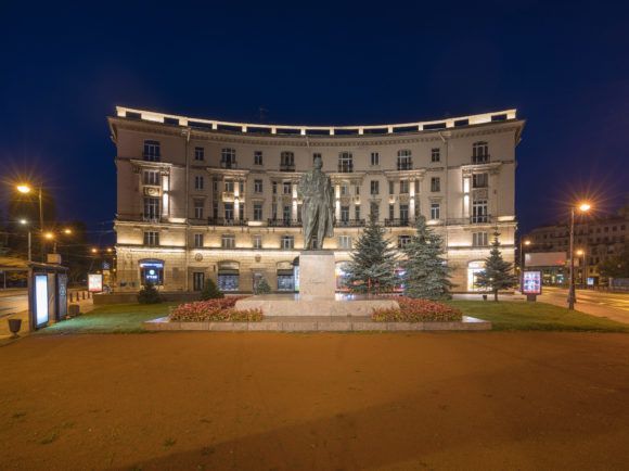 Площадь у метро «Горьковская»