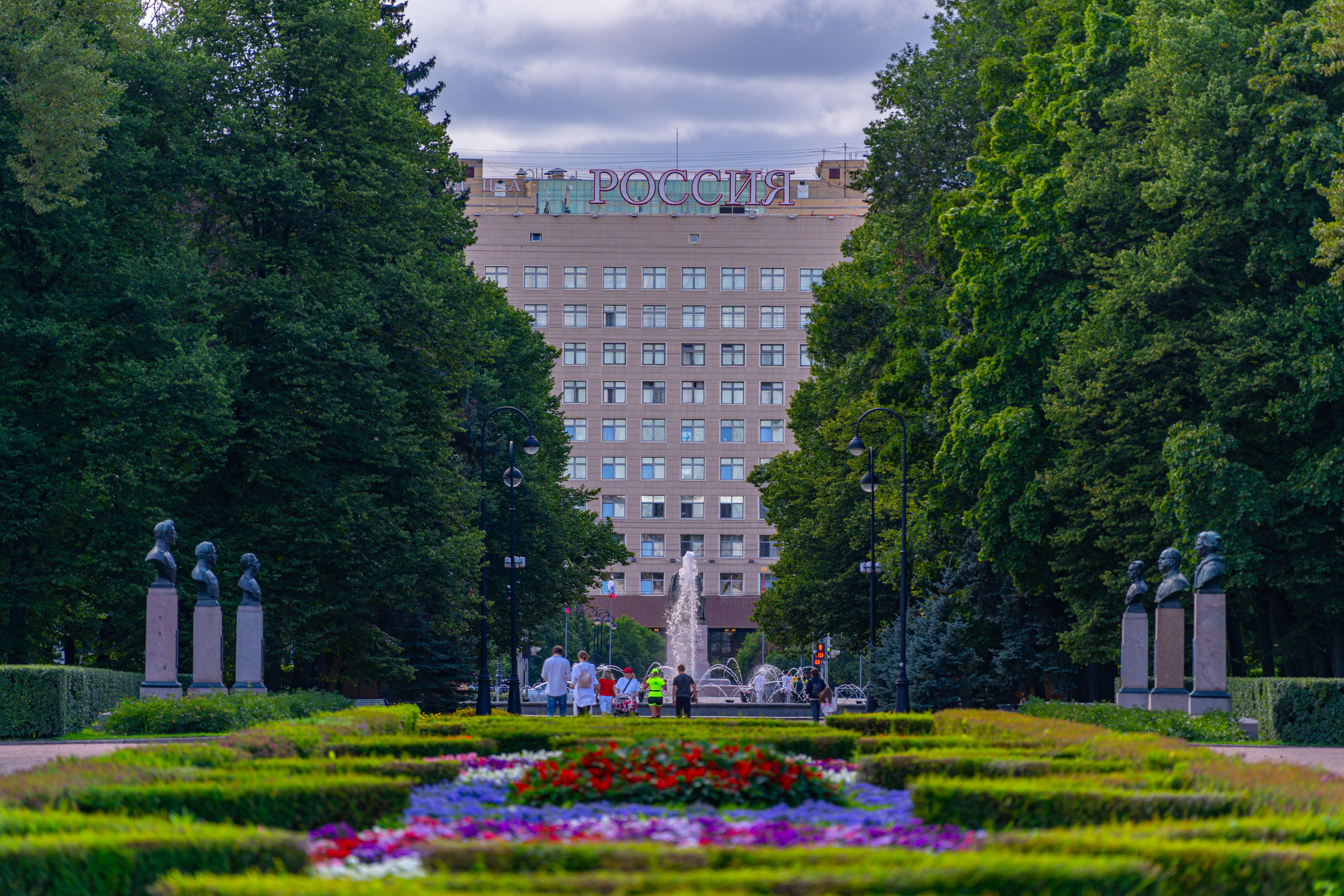 Комсомольская аллея Московского парка Победы