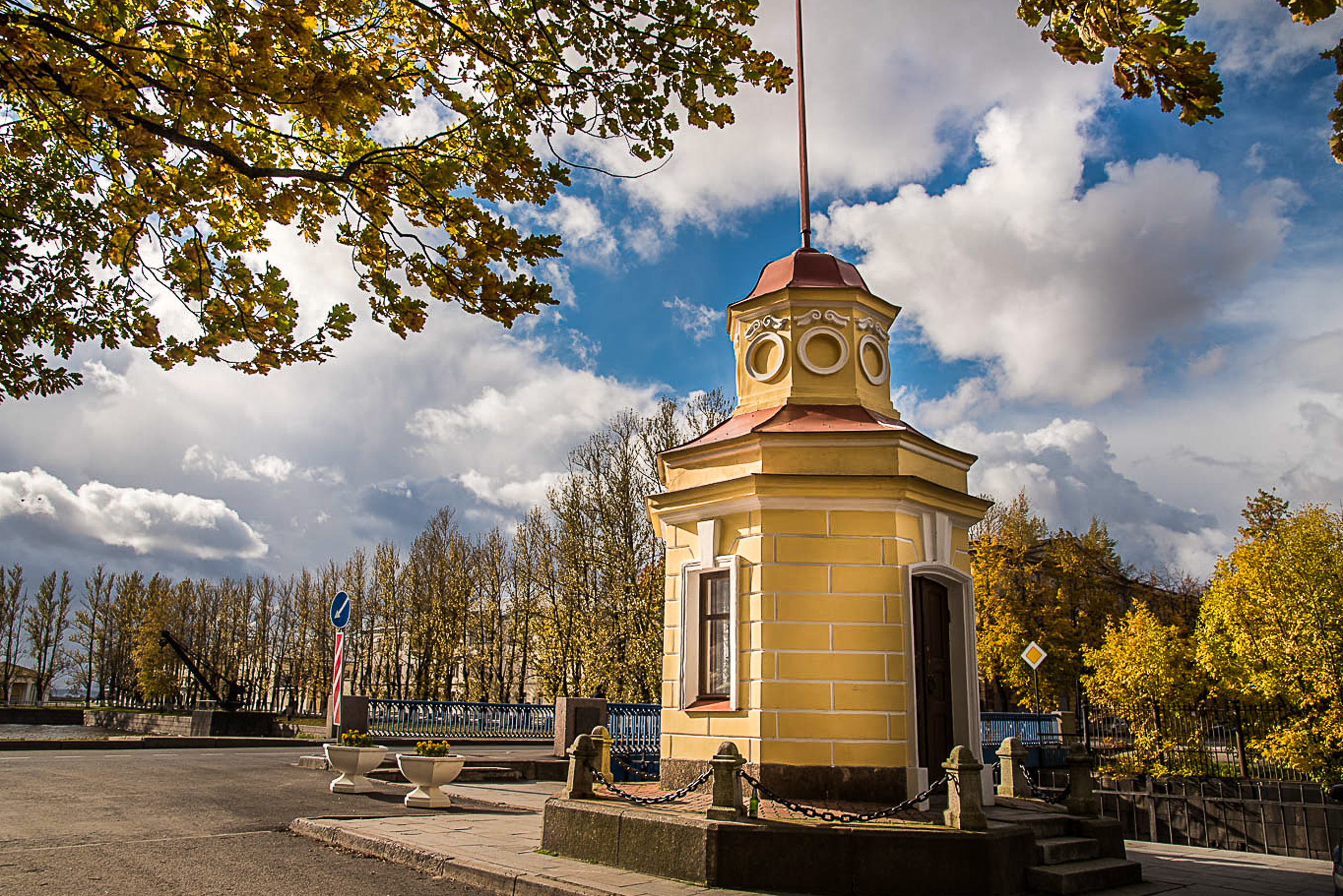 Футшток и мареограф