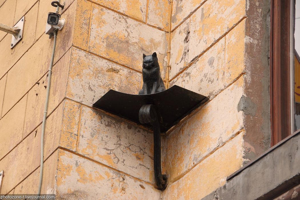 Sculptures of cats Elisey and Vasilisa