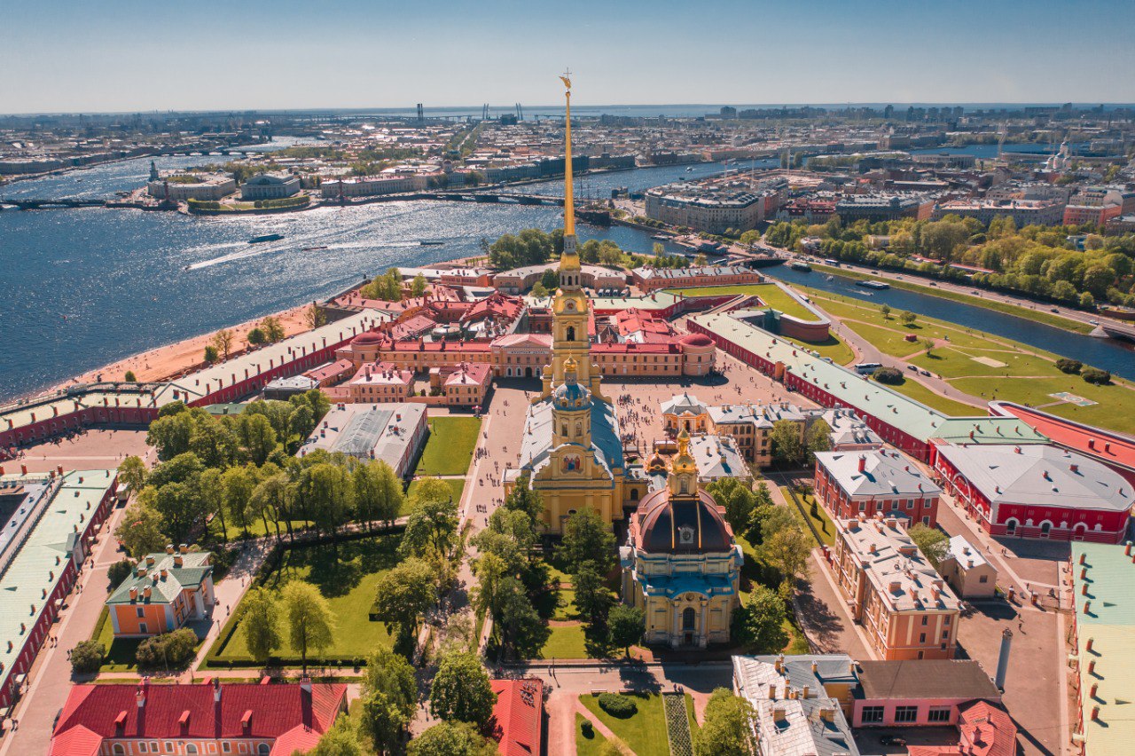 На железной дороге появился вагон с видами Санкт‑Петербурга