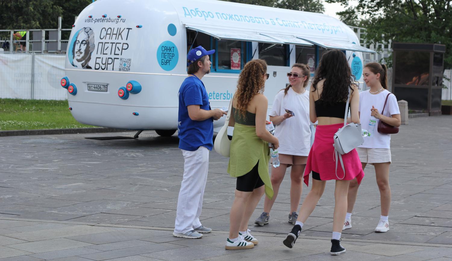 Обновленный павильон Петербурга приглашает в наш город москвичей и гостей столицы