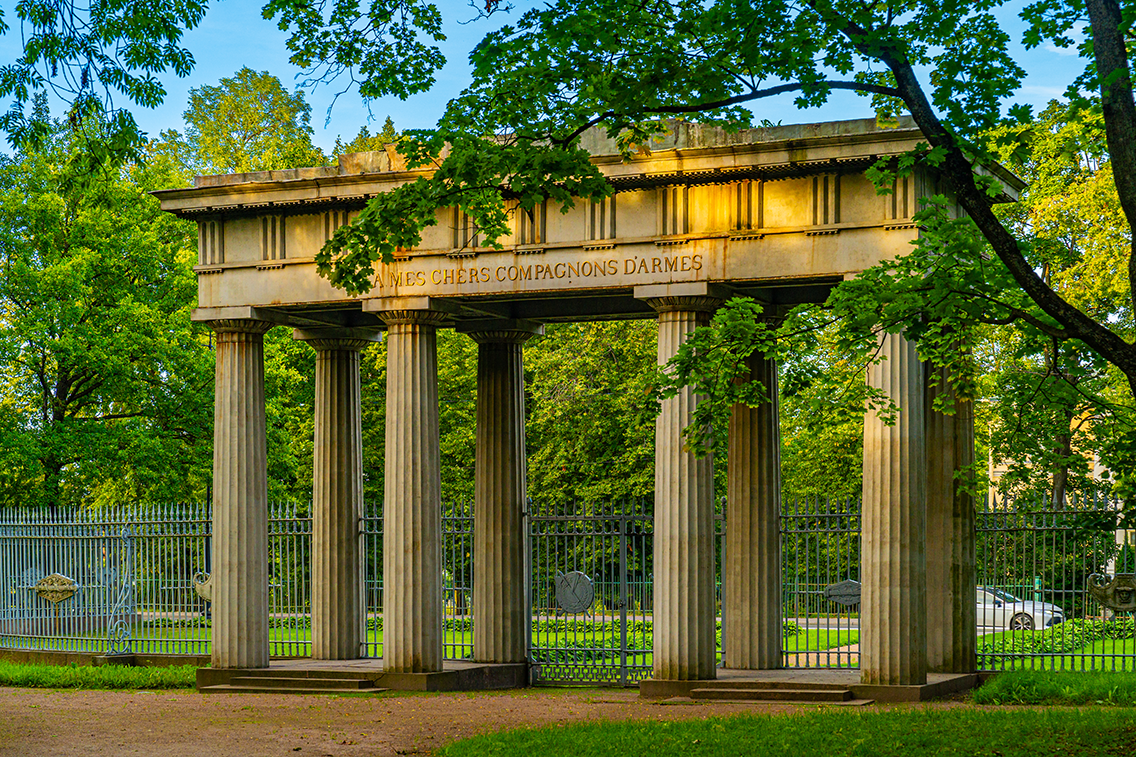 The To-my-Dear-Comrades-in-Arms Gate