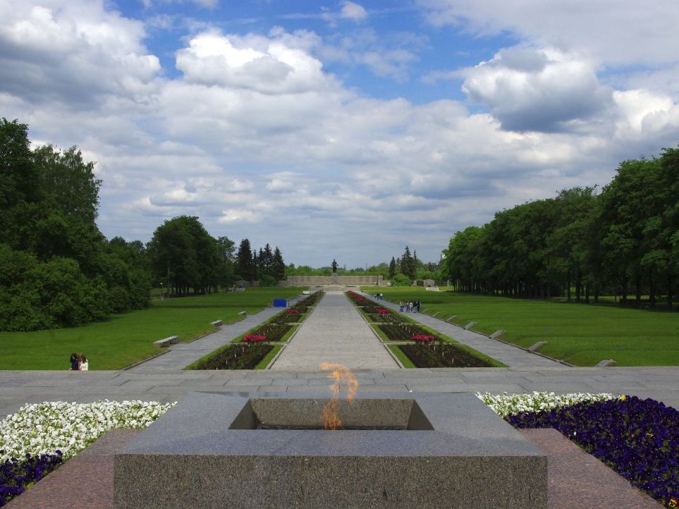 Пискаревка всеволожск. Пискарёвское мемориальное кладбище. Мемориальный комплекс на Пискаревском кладбище. Мемориал на Пискаревском кладбище в Петербурге. Памятник Пискаревское мемориальное кладбище.