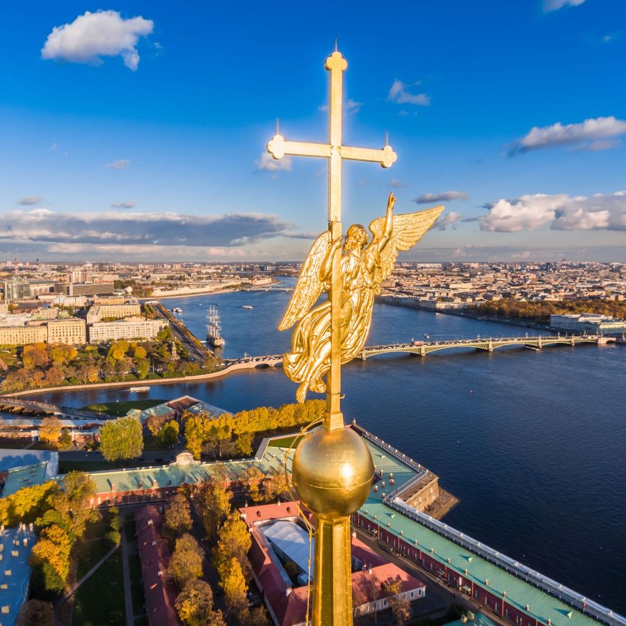 Ангел на шпиле петропавловской крепости в санкт петербурге