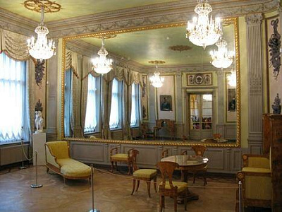 Выставка «С той стороны зеркального стекла... Зеркала в собрании Государственного музея истории Санкт-Петербурга»