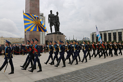 Торжественно-траурная церемония возложения цветов на площади Победы, посвященная Дню окончания Ленинградской битвы